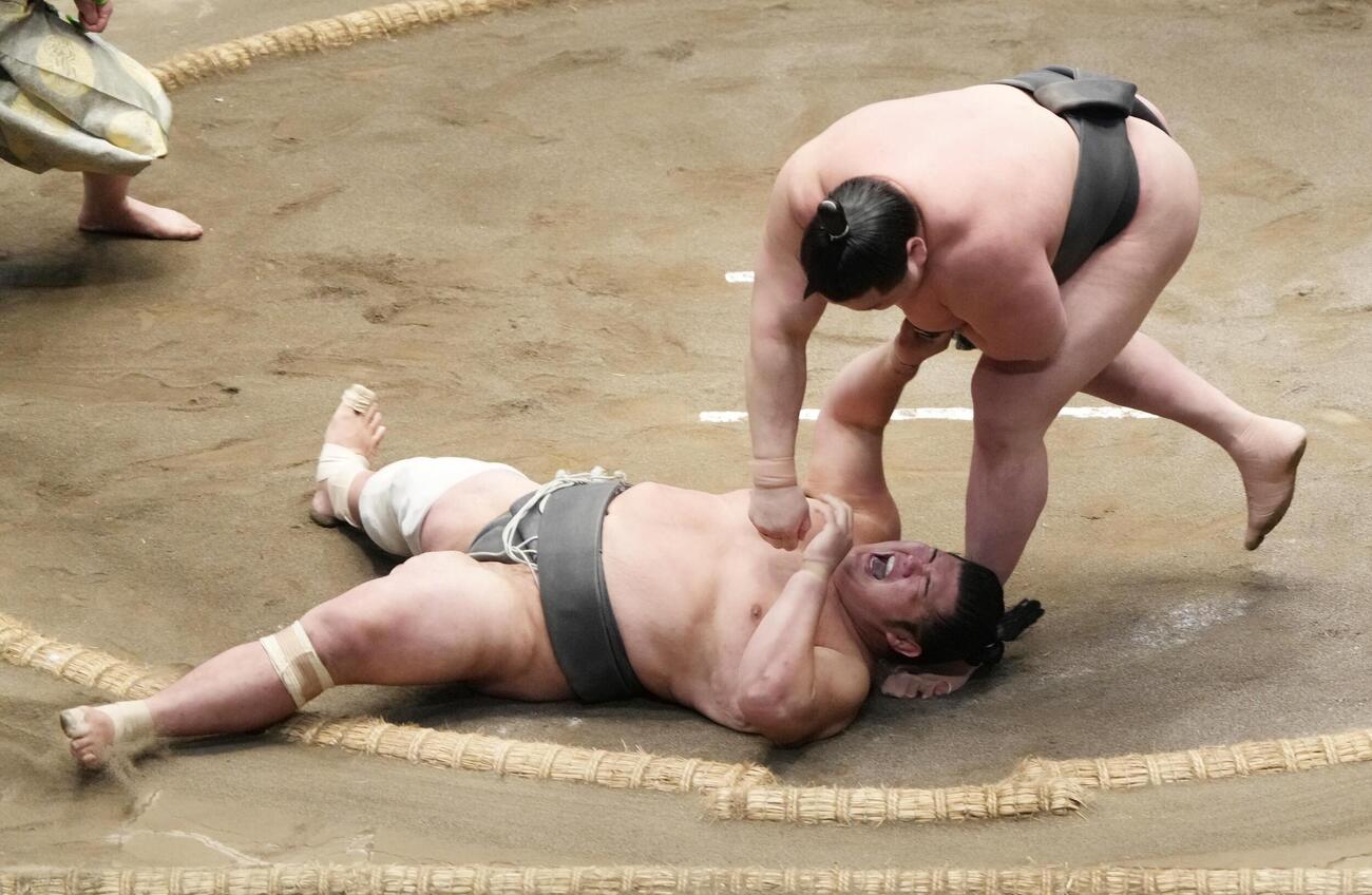 大相撲夏場所千秋楽　旭富士（右）は木竜皇を破り三段目優勝を決める（撮影・小沢裕）