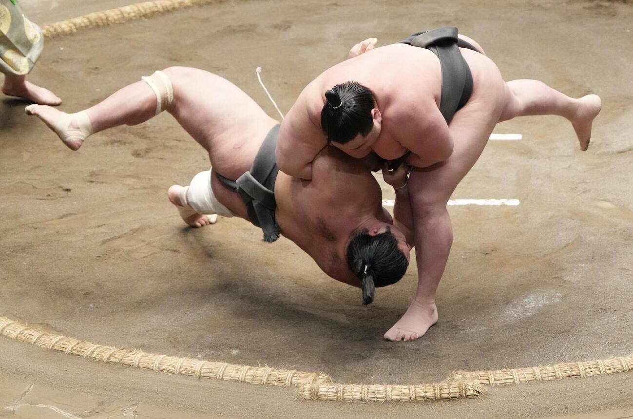 大相撲夏場所千秋楽　旭富士（右）は木竜皇を破り三段目優勝を決める（撮影・小沢裕）