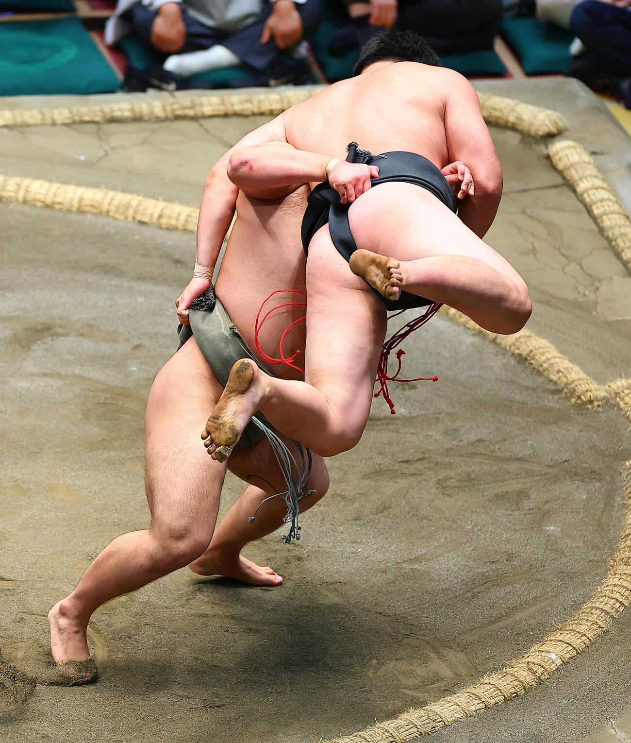 幕下優勝決定戦の1回戦で大森（右）をつり出しで破る碇潟（撮影・野上伸悟）