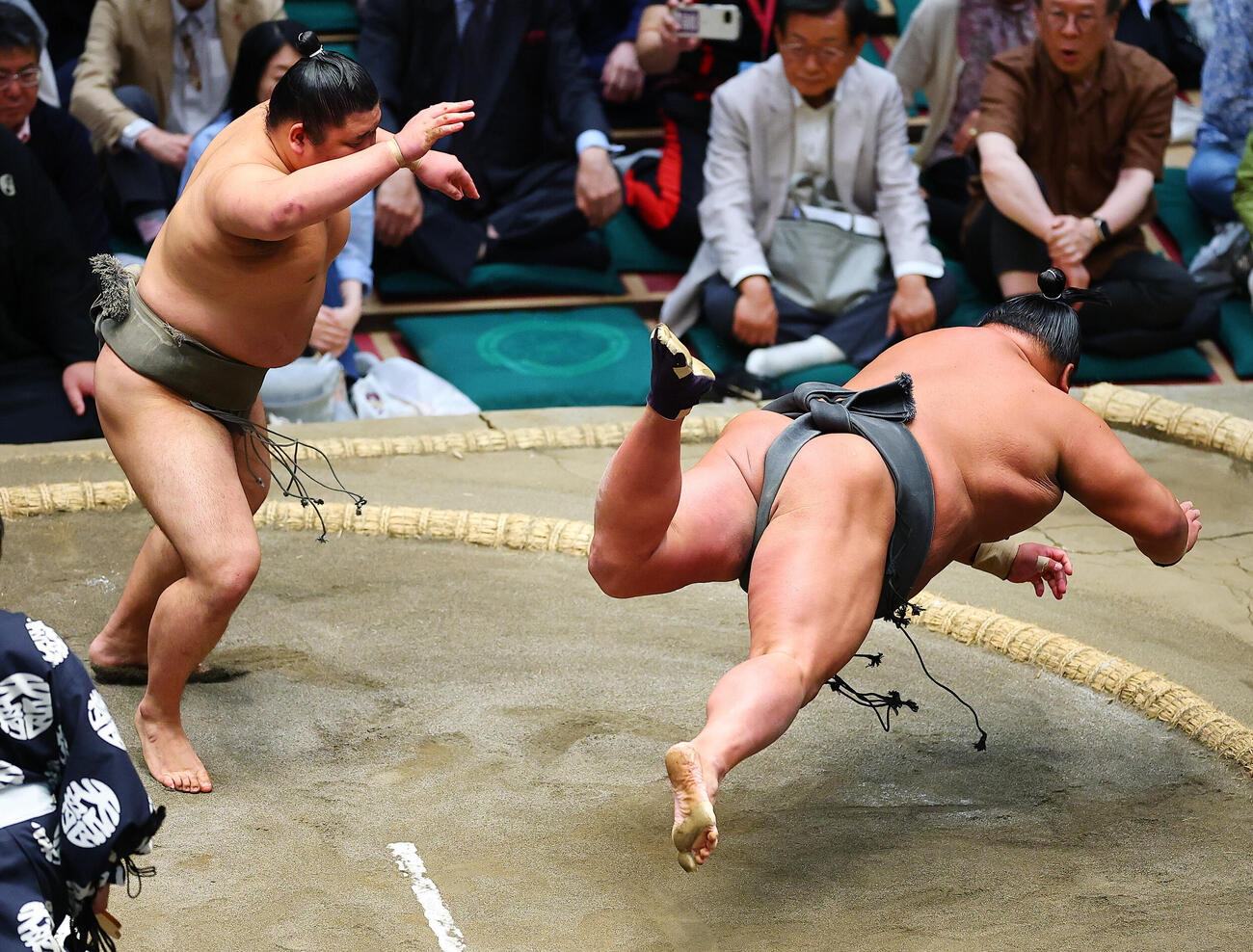 天空海（右）をはたき込みで破り幕下優勝を決めた碇潟（撮影・野上伸悟）