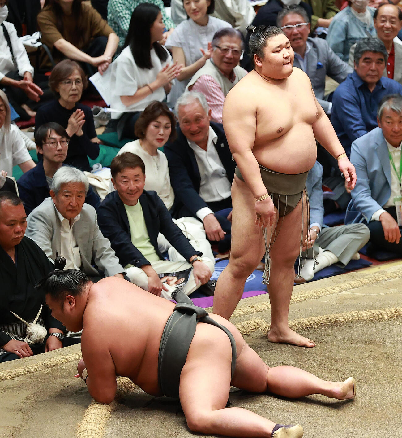 幕下優勝決定戦で天空海（下）をはたき込みで破る碇潟（撮影・中島郁夫）