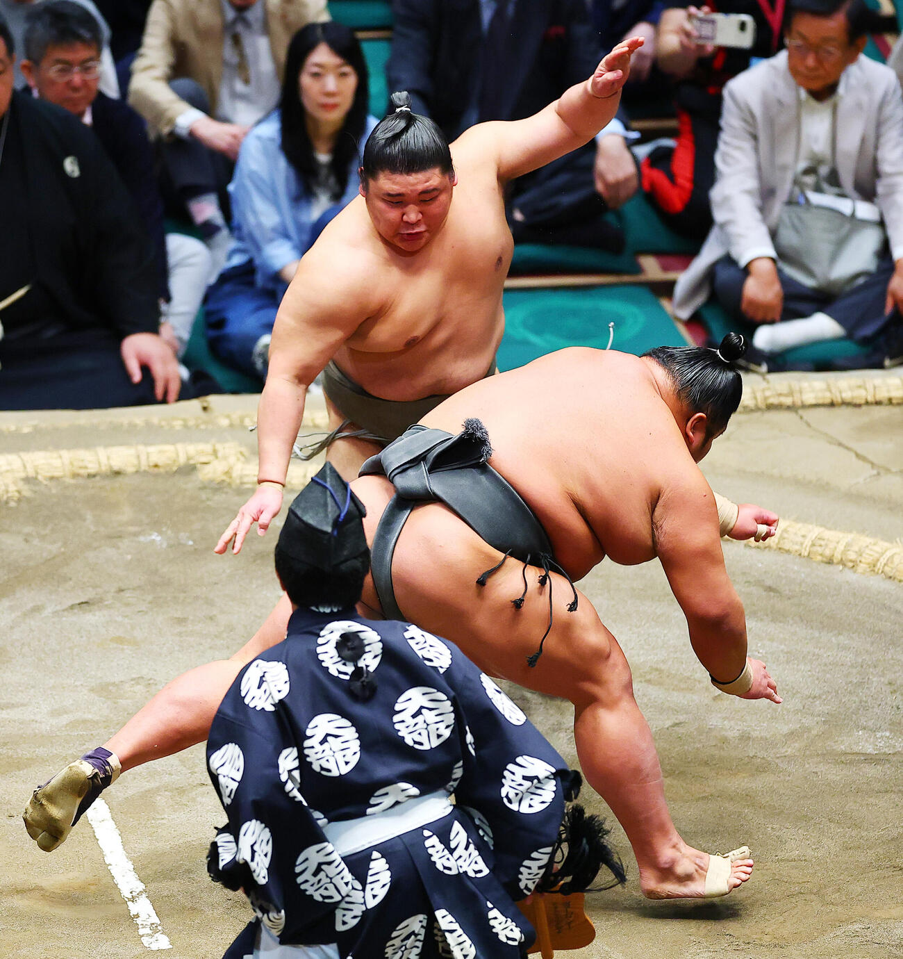碇潟（右）をはたき込みで破り幕下優勝を決めた碇潟（撮影・野上伸悟）
