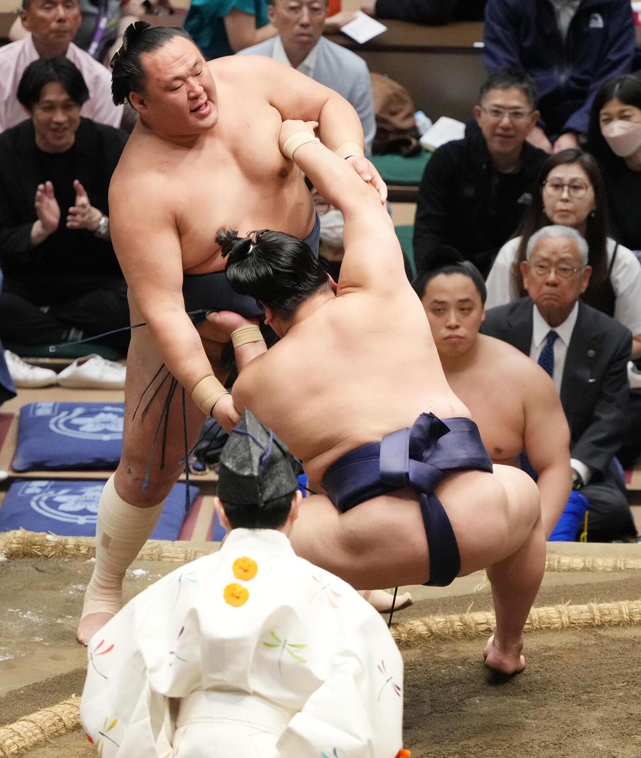 玉鷲は平戸海に寄り切りで敗れる（撮影・小沢裕）