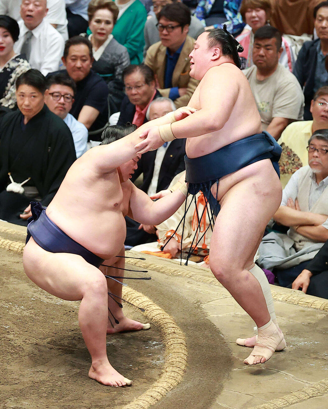 玉鷲（右）を寄り切りで破る平戸海（撮影・中島郁夫）