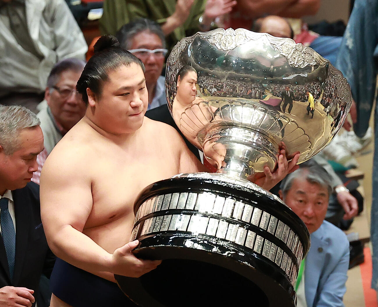 優勝決定戦で霧島（右端）を破った若隆景（撮影・中島郁夫）