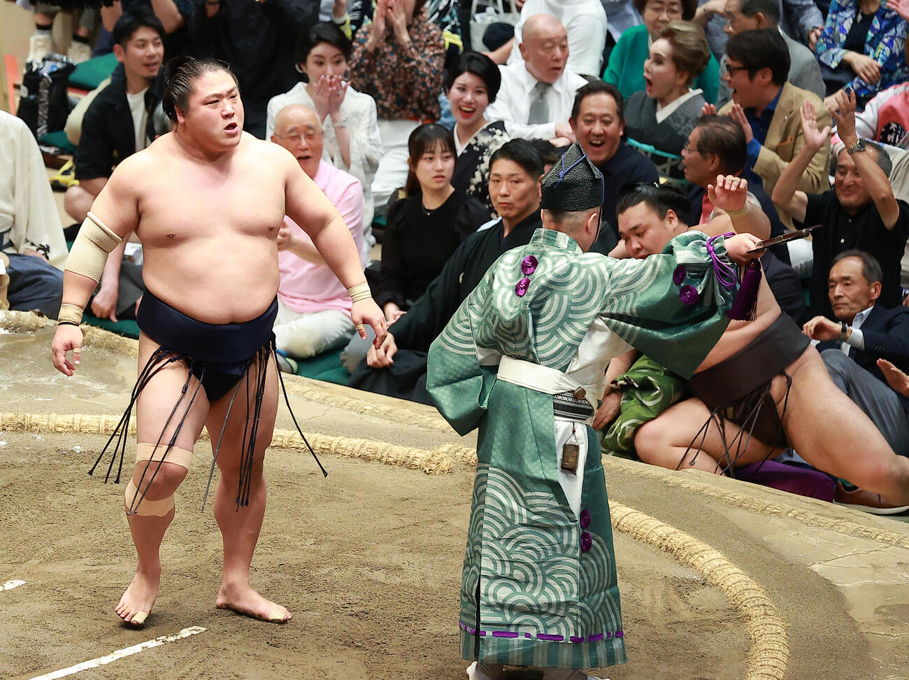 土俵に一礼する若隆景（撮影・中島郁夫）