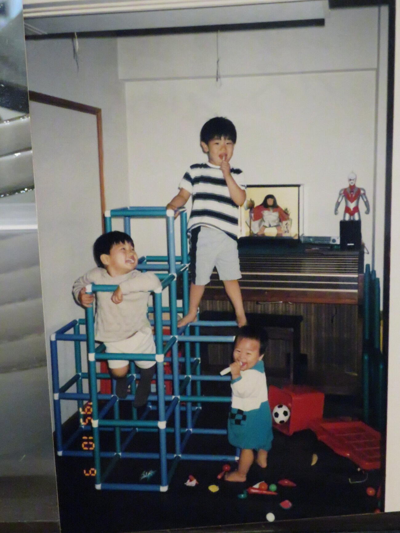 10カ月の三男・若隆景（右下）。左は2歳の次男・若元春、中央は4歳の長男・若隆元