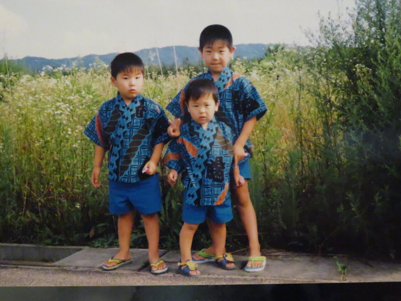2歳の三男・若隆景（手前）。後方左は3歳の次男・若元春、同右は5歳の長男・若隆元