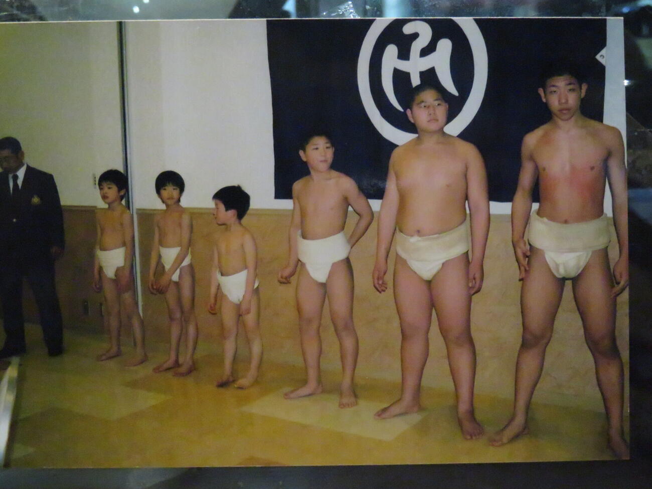小学5年の三男・若隆景（右から3人目）。右から2人目は次男・若元春、右端は長男・若隆元