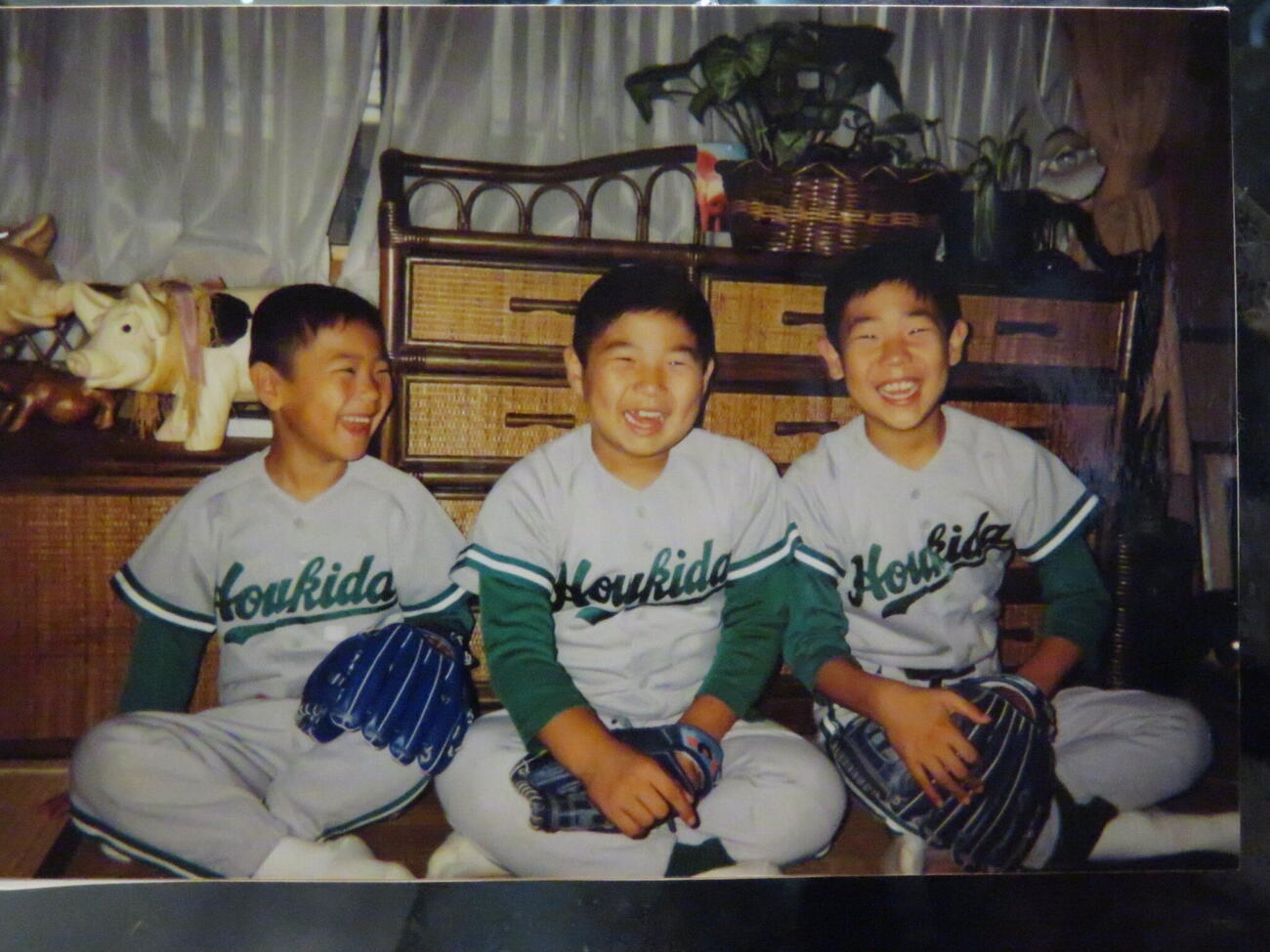 小学1年の三男・若隆景（左）。中央は小学2年の次男・若元春、右は小学4年の長男・若隆元。3人は1年弱、週1度「方木田ソフトボールクラブ」に所属したこともあった