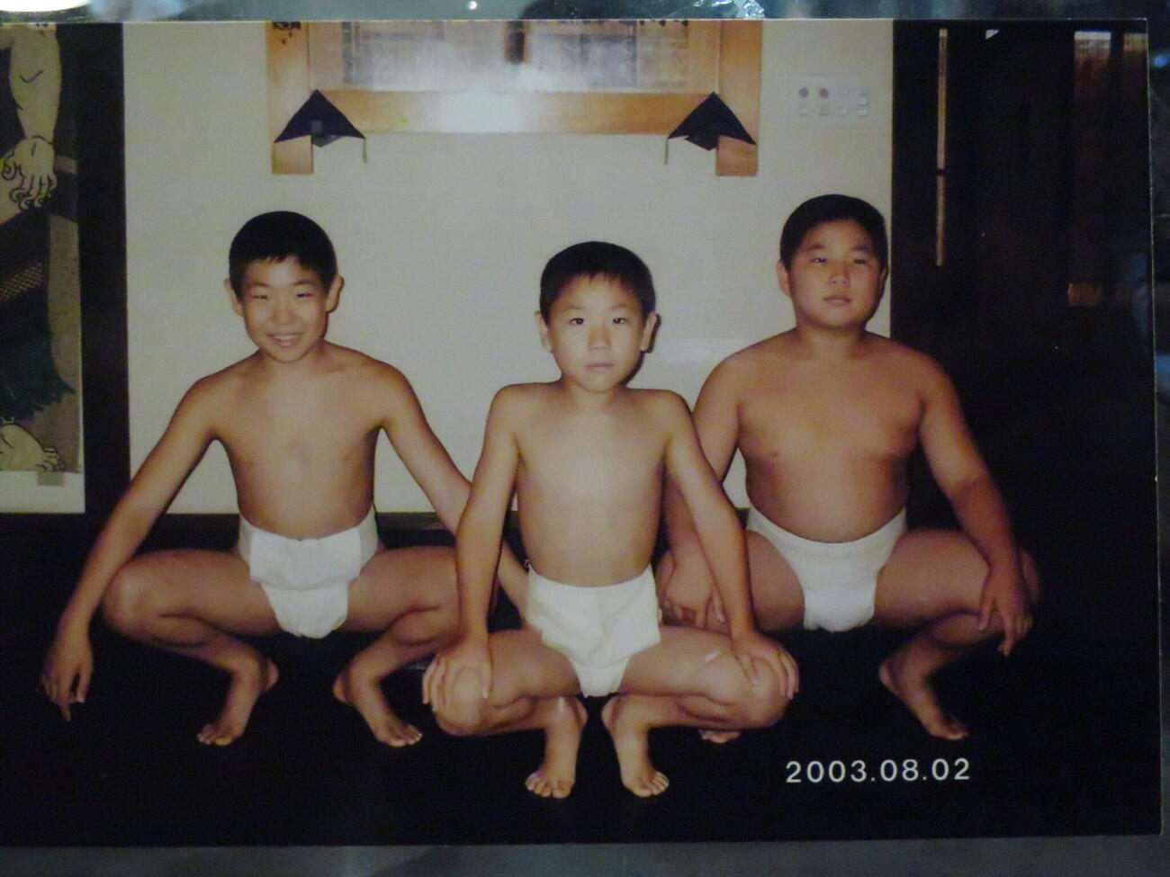 小学3年の三男・若隆景（中央）。右は小学4年の次男・若元春、左は小学6年の長男・若隆元