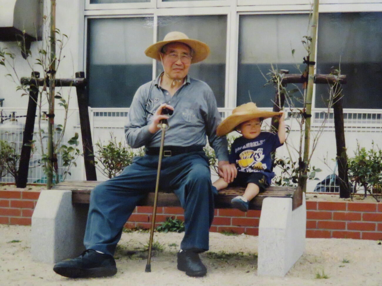 1歳5カ月の若隆景（右）。左は祖父の元小結若葉山