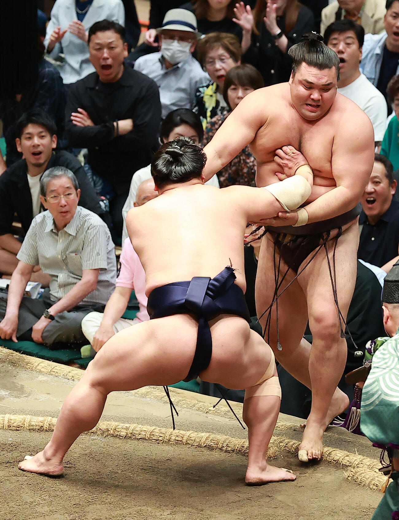 優勝決定戦で霧島（右）を破った若隆景（撮影・中島郁夫）