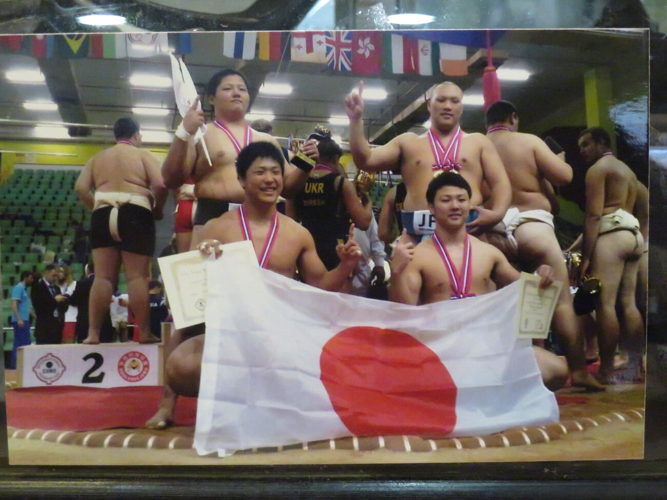 学法福島高3年時の世界ジュニアで記念撮影する若隆景（手前左）。手前右は炎鵬