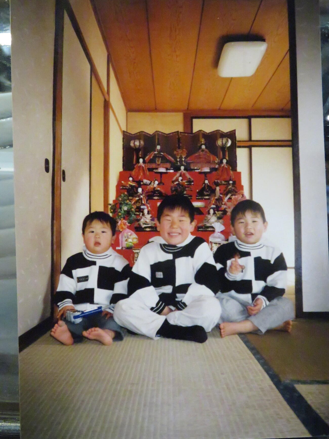 三男の若隆景（左）。右は次男・若元春、中央は長男・若隆元