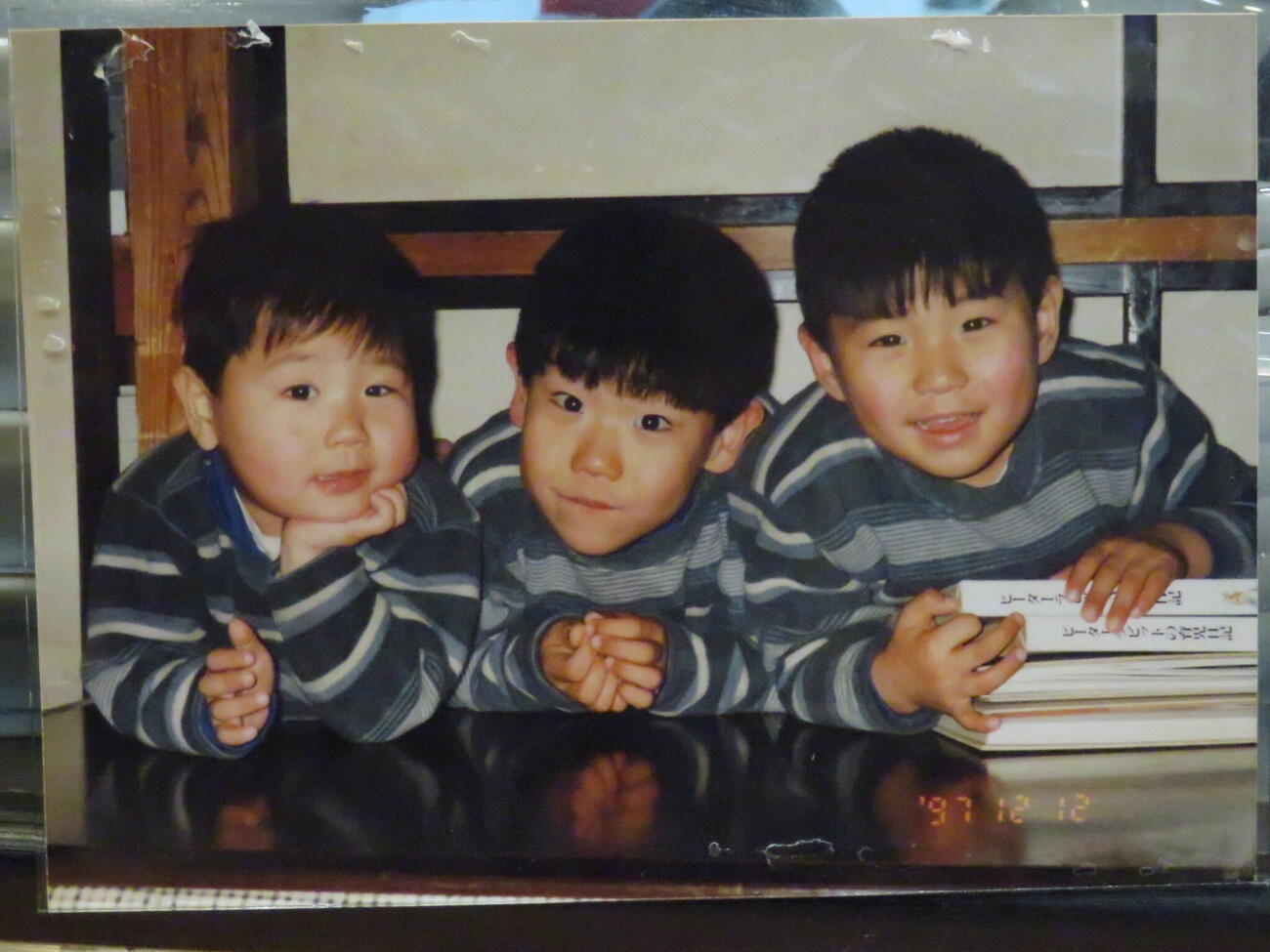 2歳の三男・若隆景（左）。右は3歳の次男・若元春、中央は5歳長男・若隆元