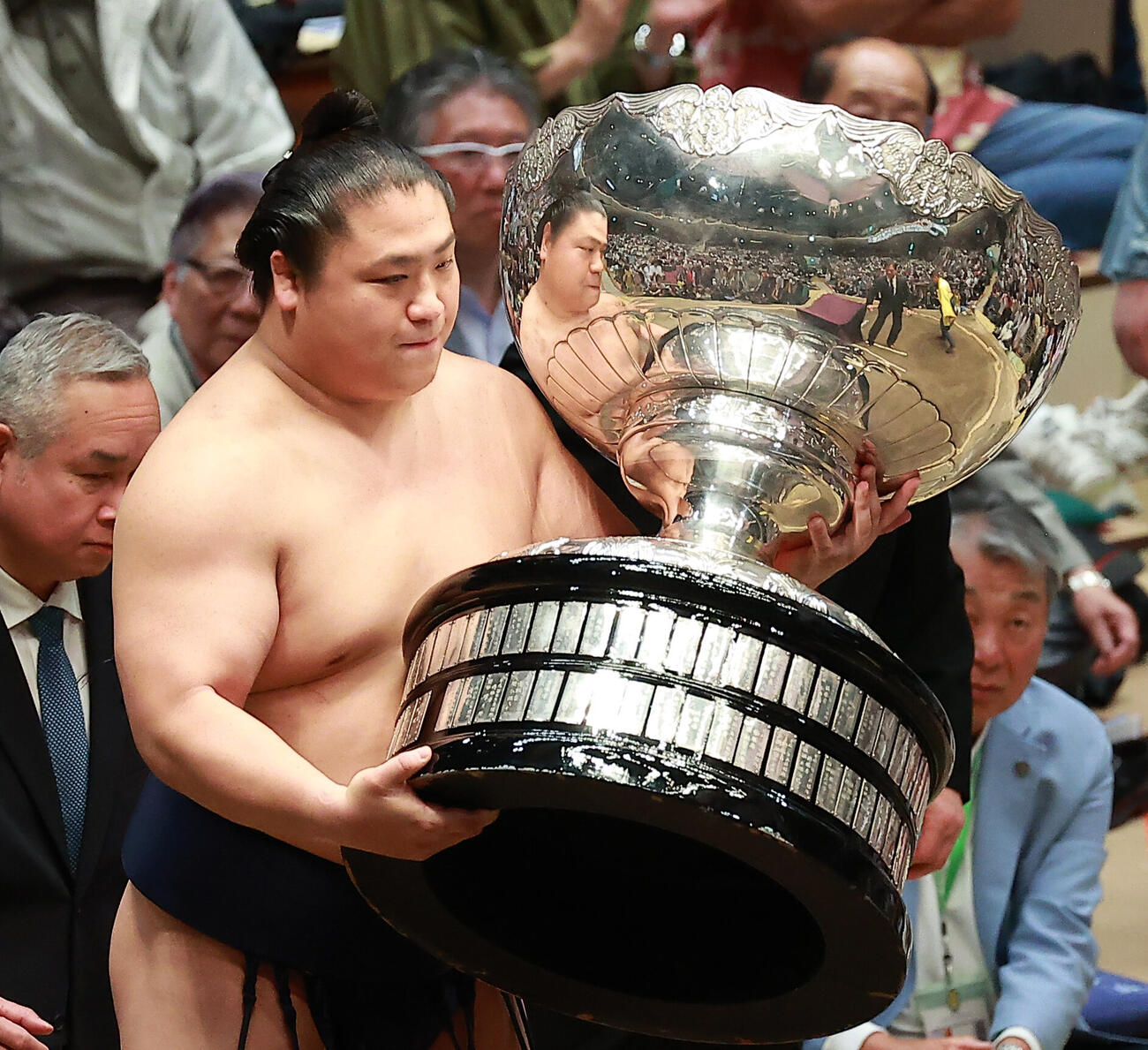 内閣総理大臣杯を授与される若隆景（撮影・中島郁夫）