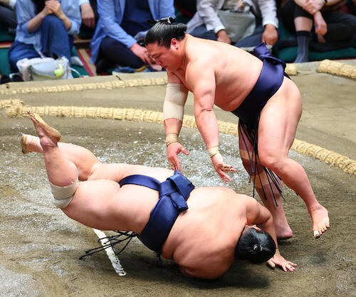 【動画】若隆景Ｖへ望みつなぐ12勝目　藤凌駕を肩すかしで下す　国技館の観客も大きな拍手