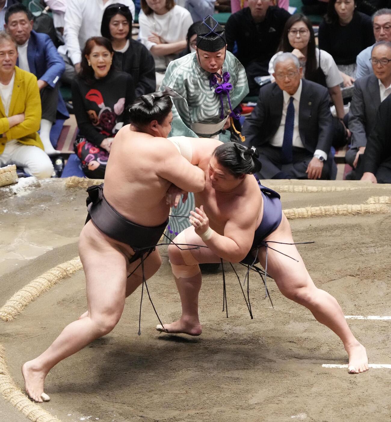 優勝決定戦で若隆景（右）は霧島を押し出しで破る（撮影・小沢裕）