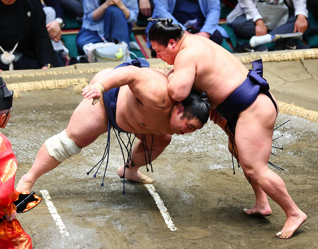 藤凌駕（左）を肩すかしで破る若隆景（撮影・野上伸悟）