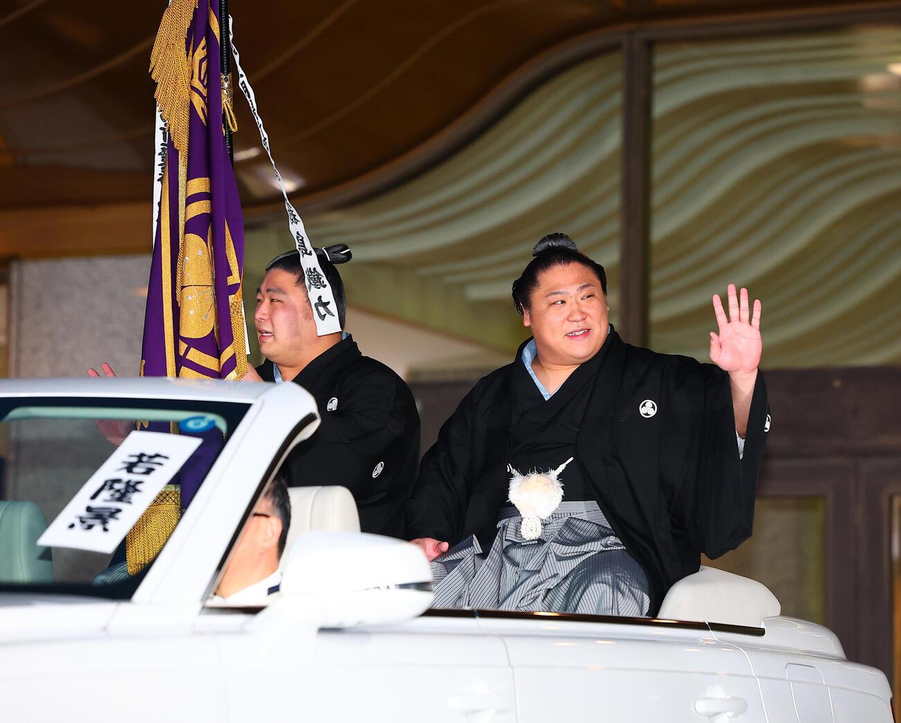 優勝し旗手の若元春（左）とパレードを行う若隆景（撮影・野上伸悟）