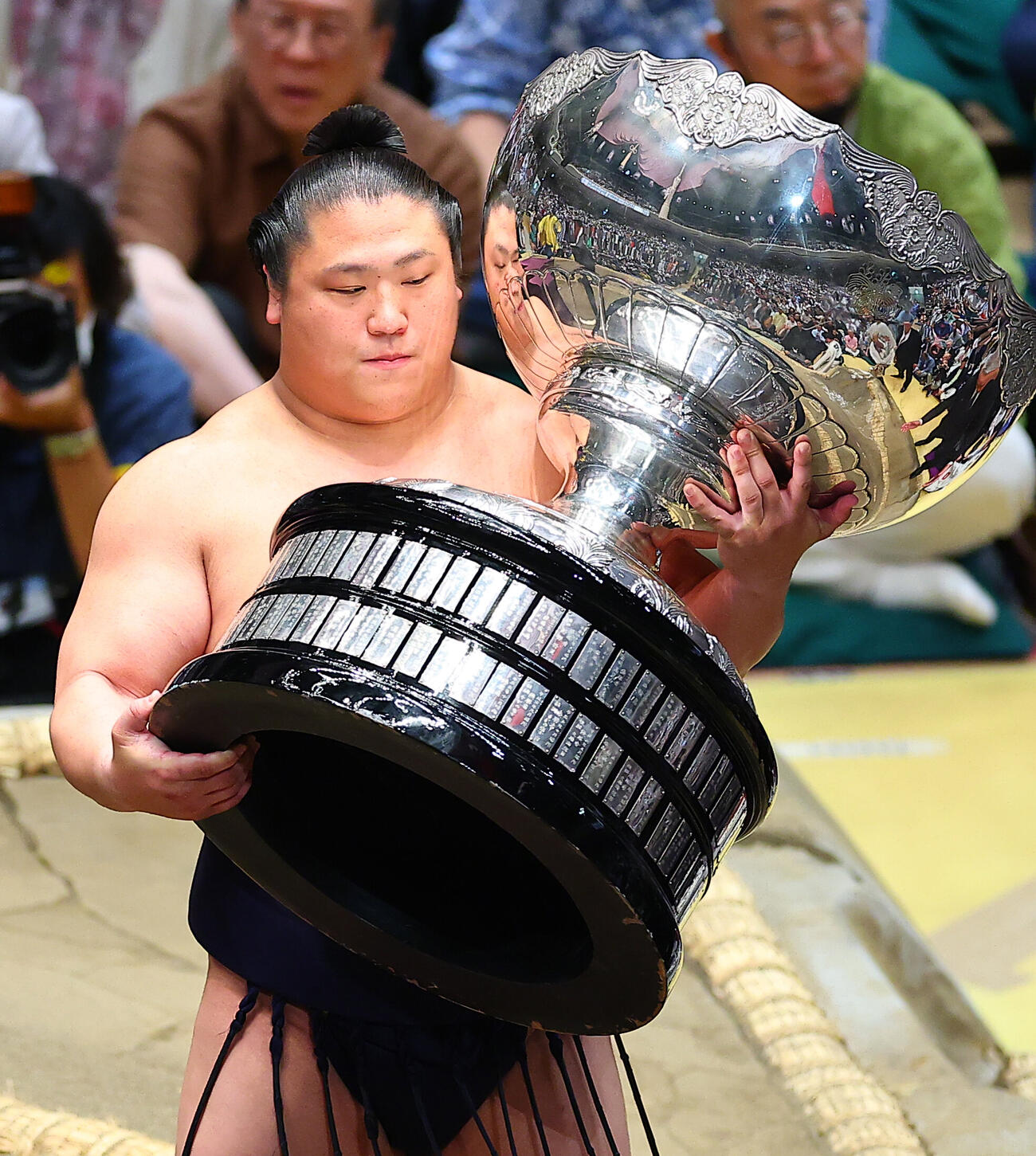優勝し内閣総理大臣杯を受けとる若隆景（撮影・野上伸悟）
