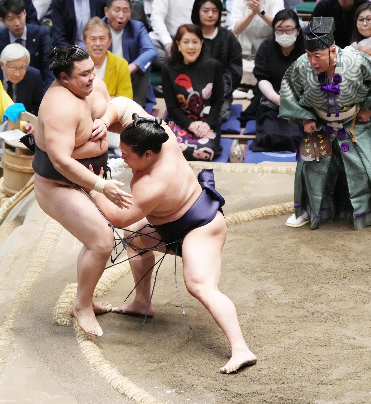 優勝決定戦で若隆景は霧島（左）を押し出しで破る（撮影・小沢裕）