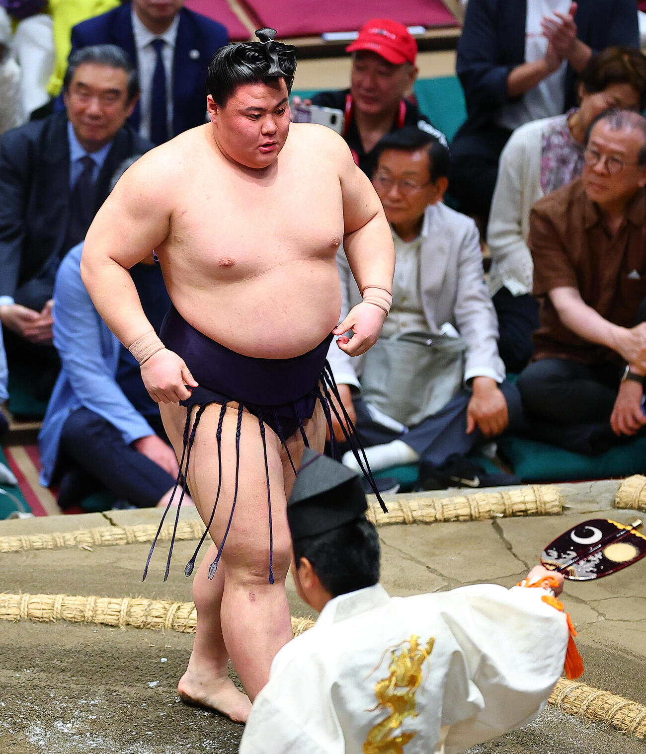 琴栄峰を寄りきりで破った義ノ富士（撮影・野上伸悟）