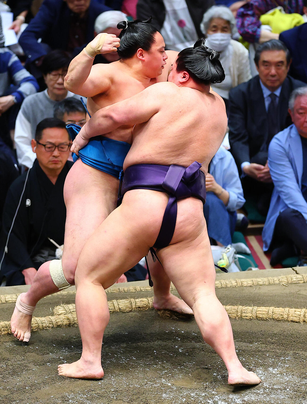 琴栄峰（奥）を寄りきりで破る義ノ富士（撮影・野上伸悟）