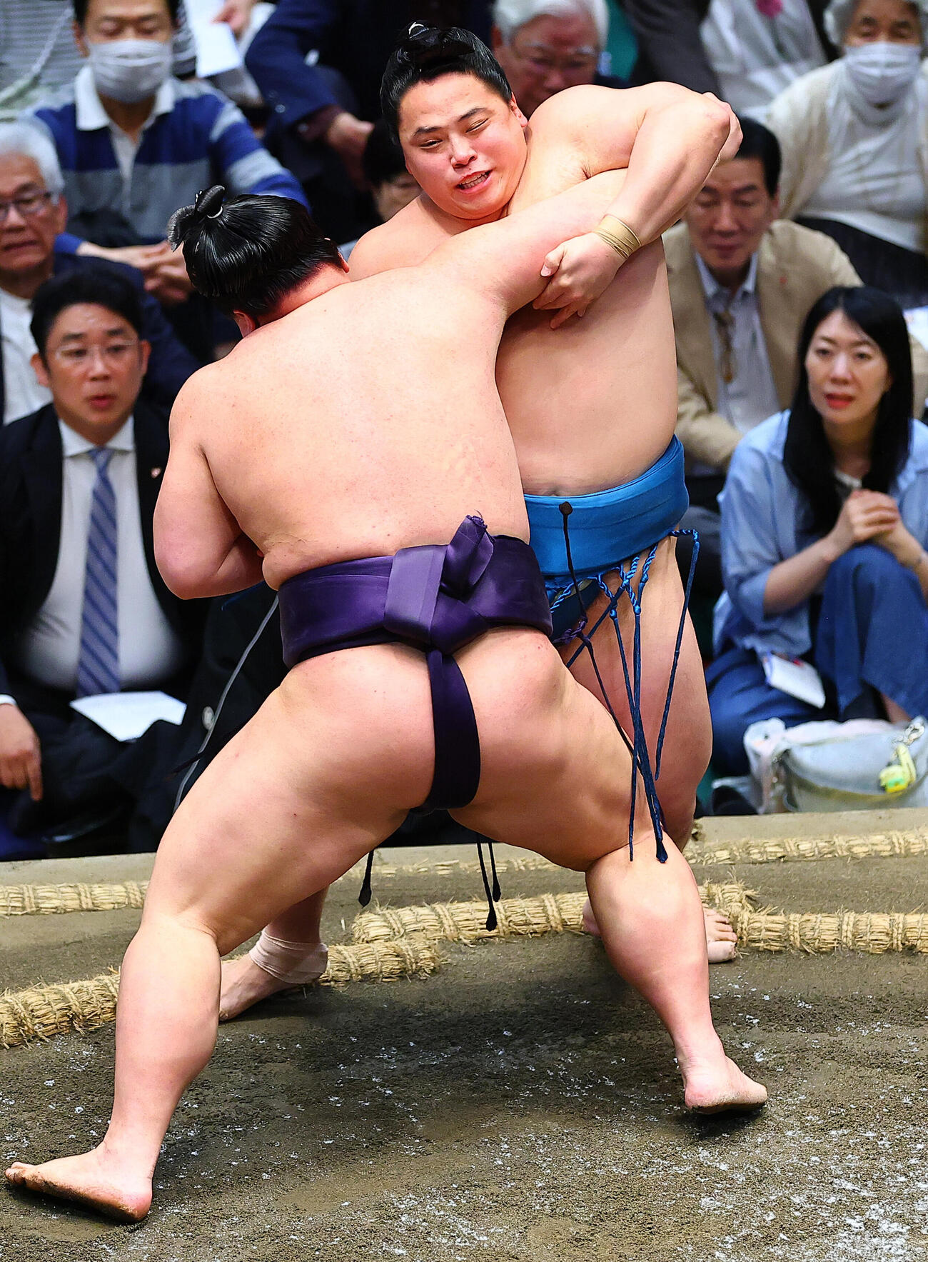 琴栄峰（奥）を寄りきりで破る義ノ富士（撮影・野上伸悟）