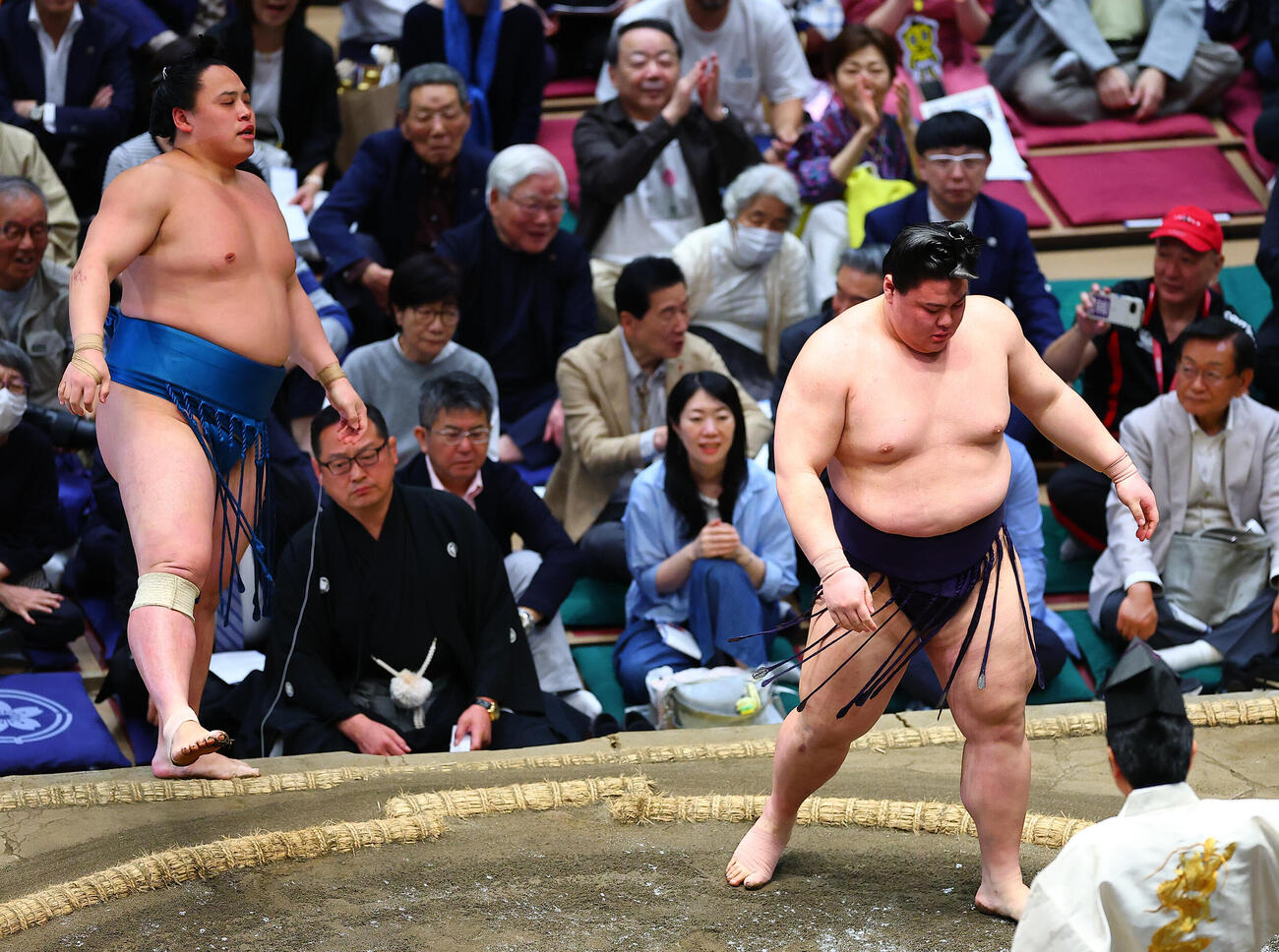 琴栄峰（奥）を寄りきりで破る義ノ富士（撮影・野上伸悟）