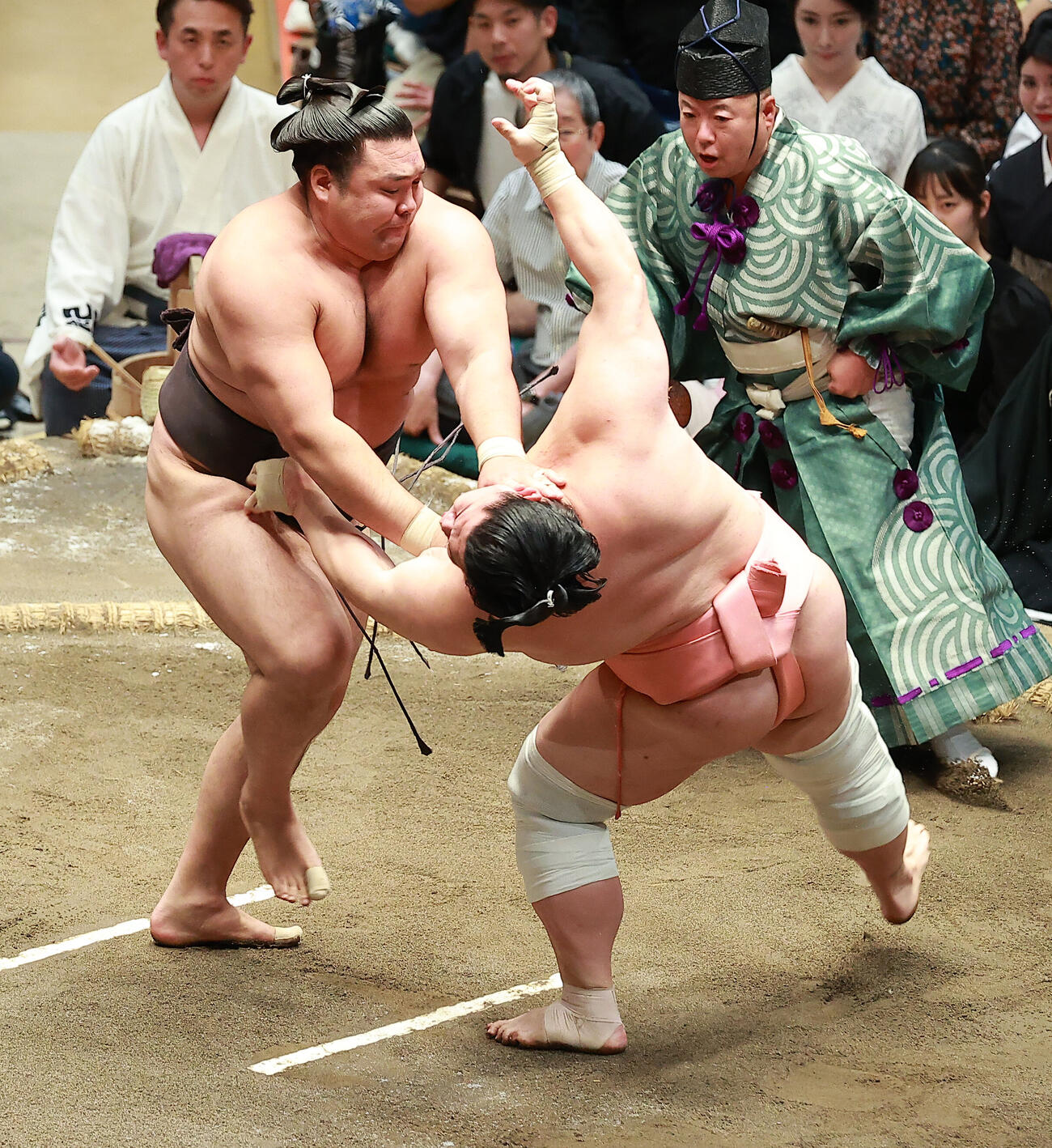 宇良（右）を押し倒しで破る霧島（撮影・中島郁夫）