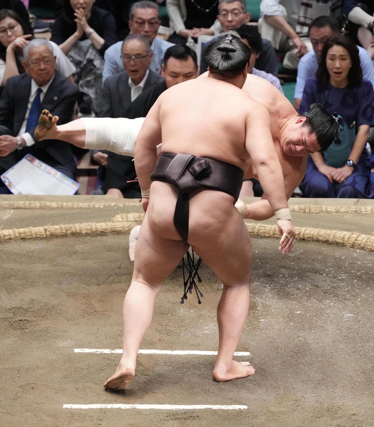 大相撲夏場所千秋楽　霧島（手前）は宇良を押し倒しで下す（撮影・小沢裕）