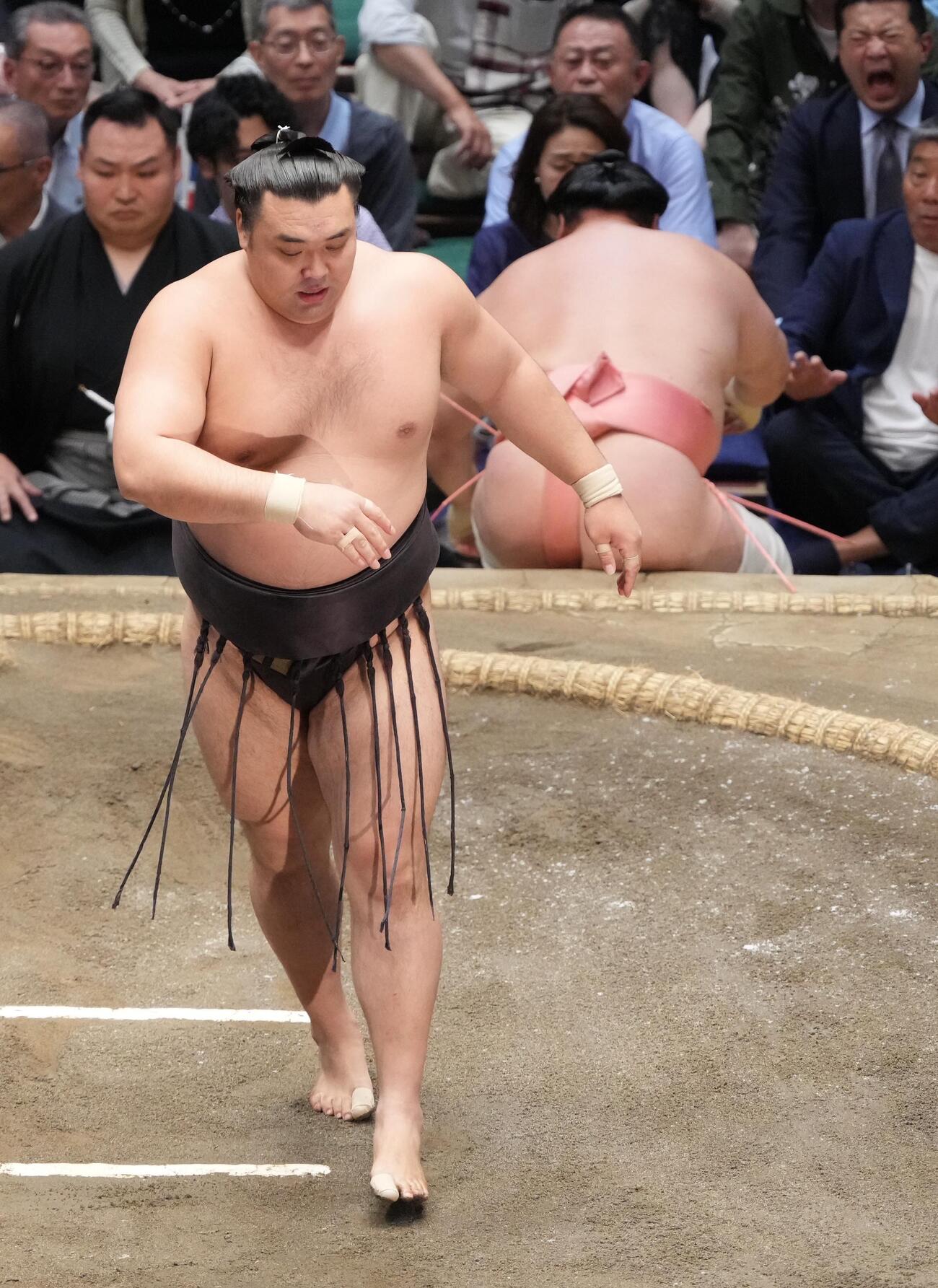 大相撲夏場所千秋楽　霧島（手前）は宇良を押し倒しで下す（撮影・小沢裕）