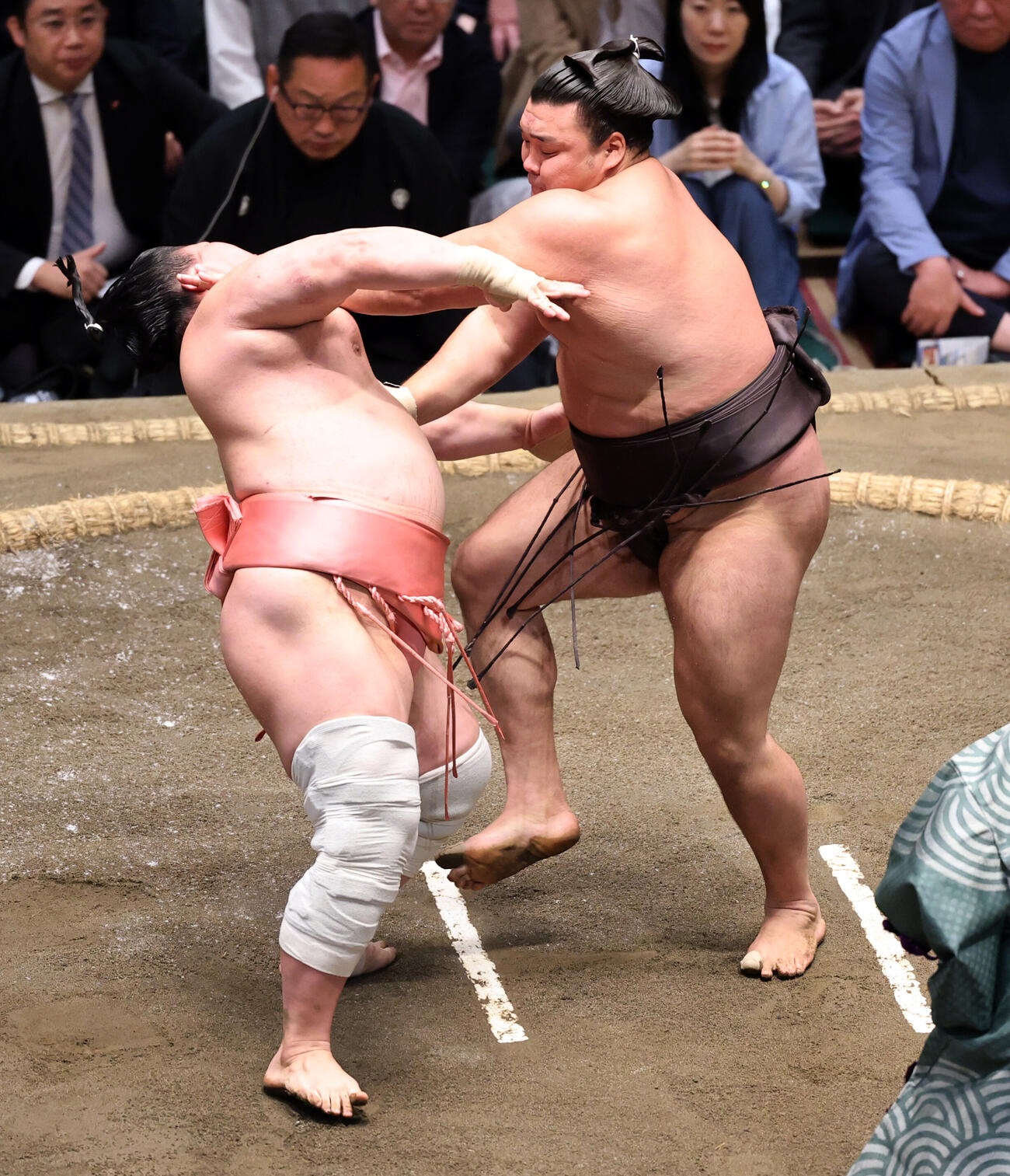 大相撲5月場所千秋楽　宇良（左）を押し倒しで破った霧島（撮影・野上伸悟）