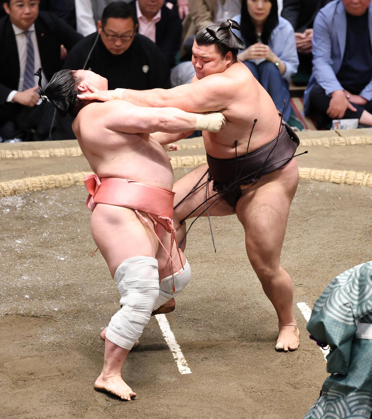 大相撲5月場所千秋楽　宇良（左）を押し倒しで破った霧島（撮影・野上伸悟）