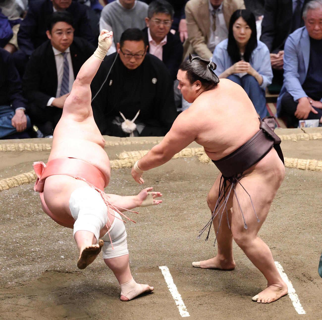 大相撲5月場所千秋楽　宇良（左）を押し倒しで破った霧島（撮影・野上伸悟）