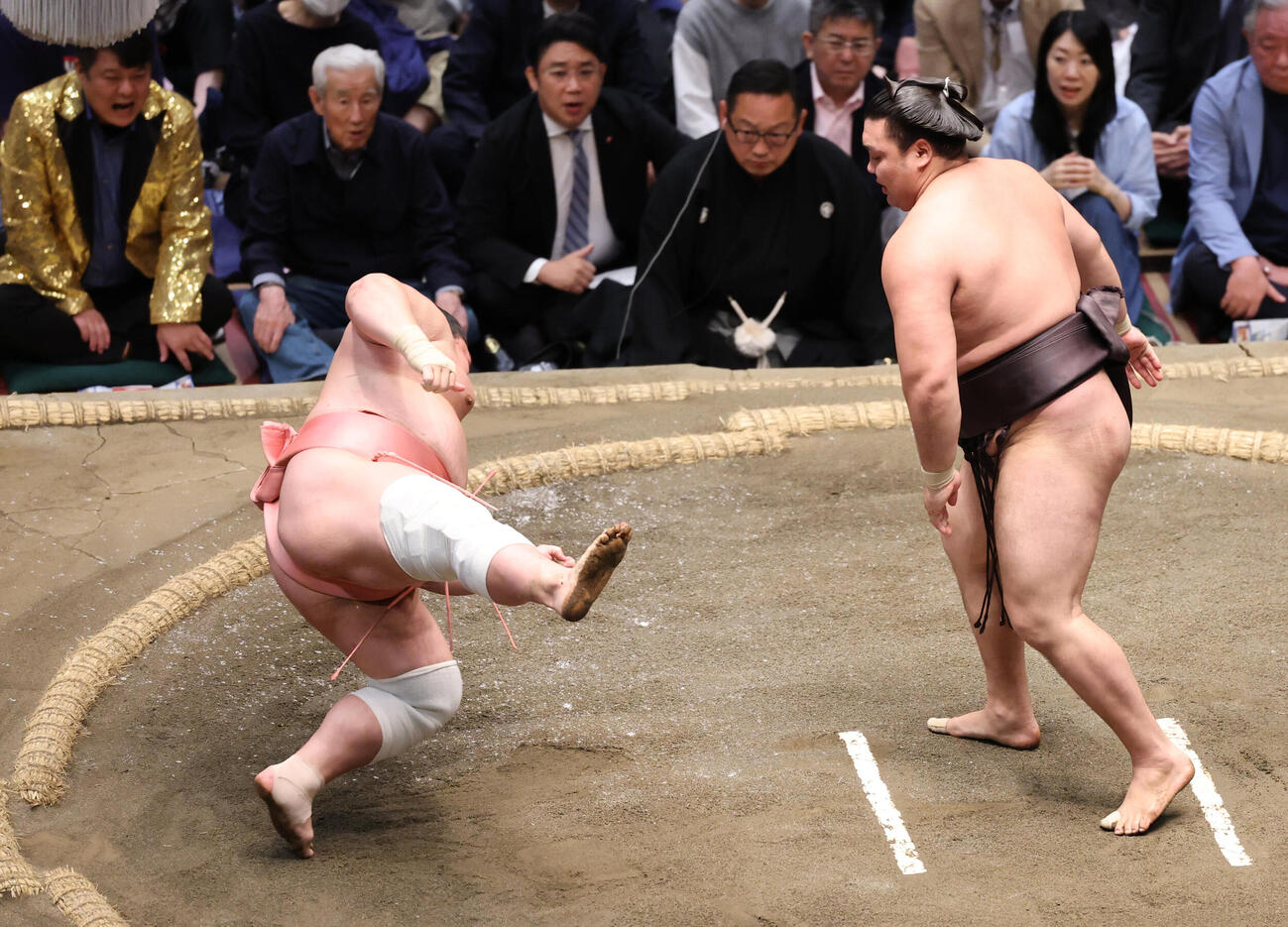 大相撲5月場所千秋楽　宇良（左）を押し倒しで破った霧島（撮影・野上伸悟）