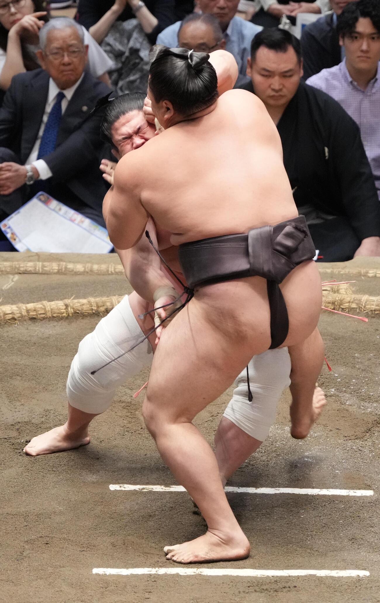 大相撲夏場所千秋楽　霧島（手前）は宇良を押し倒しで下す（撮影・小沢裕）