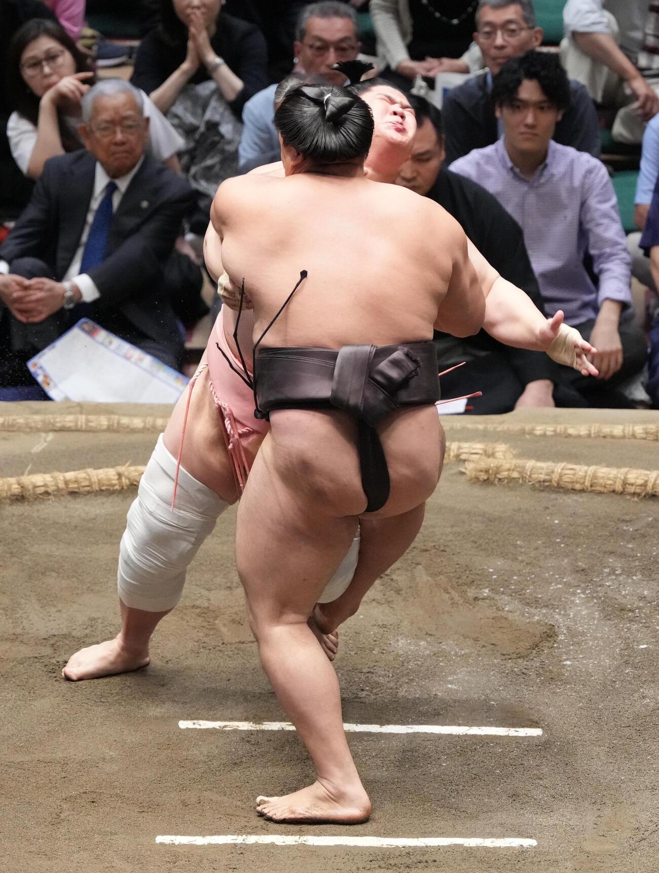 大相撲夏場所千秋楽　霧島（手前）は宇良を押し倒しで下す（撮影・小沢裕）