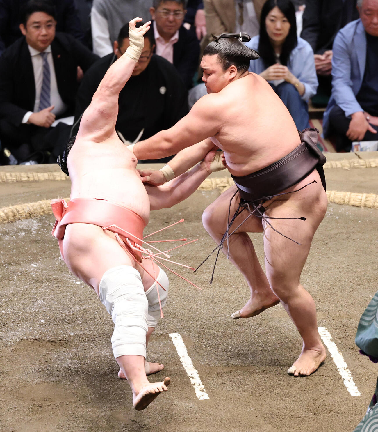 大相撲5月場所千秋楽　宇良（左）を押し倒しで破った霧島（撮影・野上伸悟）