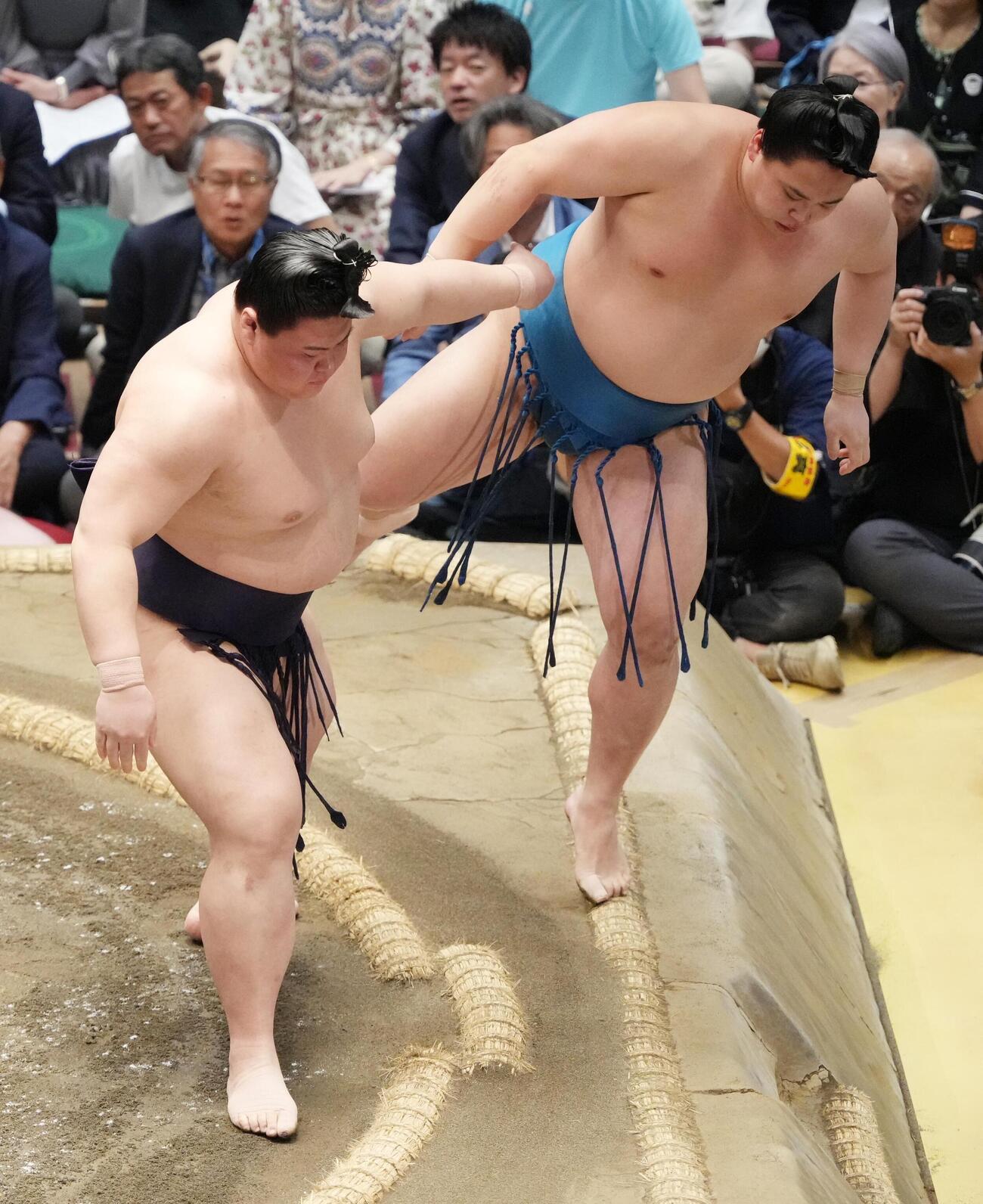 義ノ富士（左）は琴栄峰を寄り切りで下す（撮影・小沢裕）