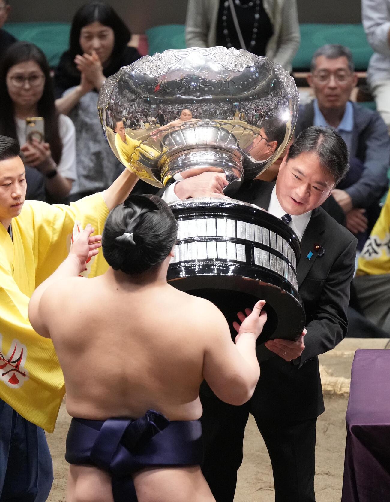 優勝決定戦を制した若隆景（手前）に内閣総理大臣杯を授与する尾崎正直内閣官房副長官（撮影・小沢裕）