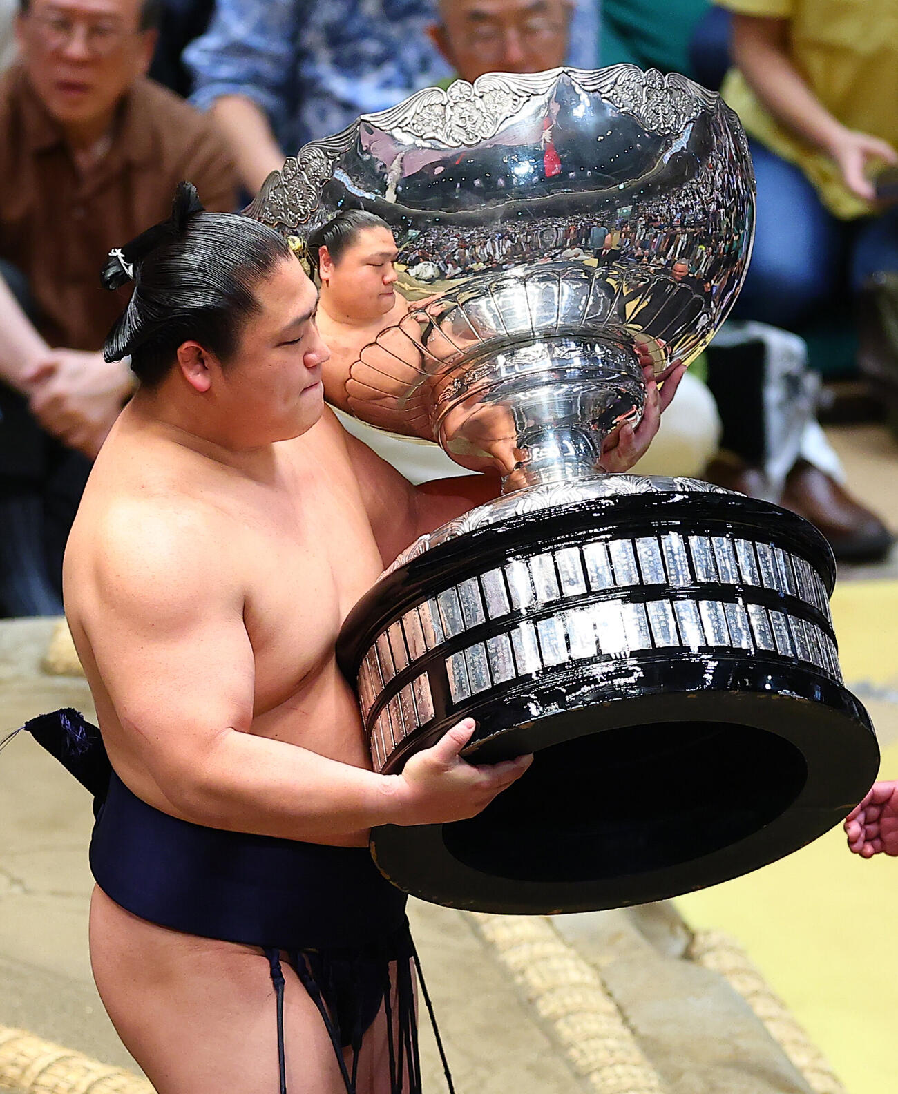 優勝し内閣総理大臣杯を受けとる若隆景（撮影・野上伸悟）