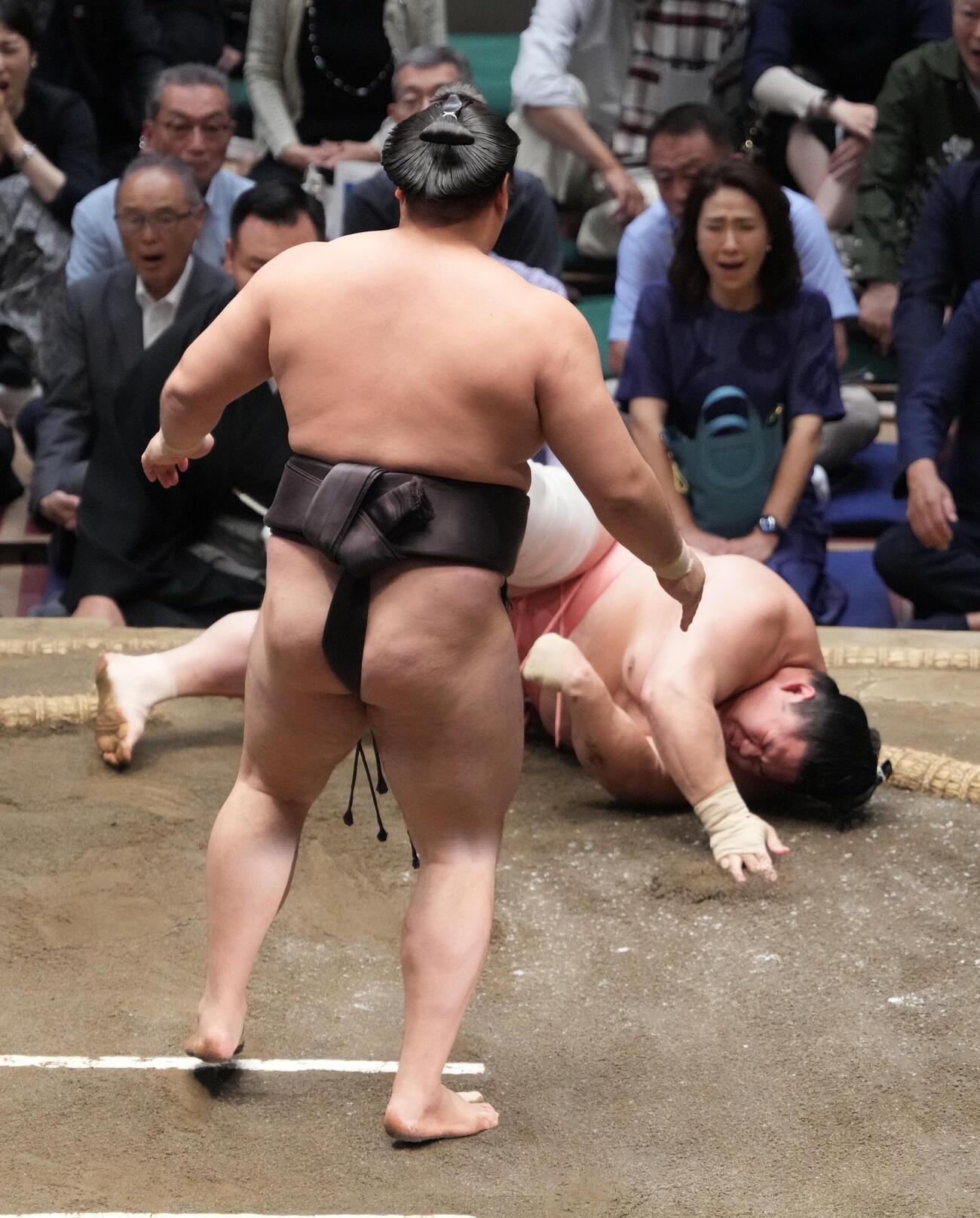 霧島（手前）は宇良を押し倒しで下す（撮影・小沢裕）