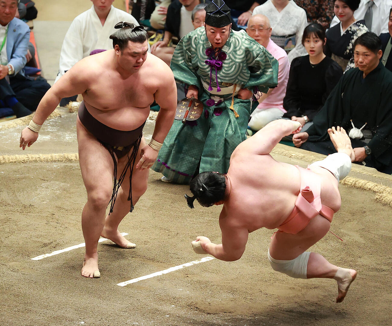 宇良（右）を押し倒しで破る霧島（撮影・中島郁夫）