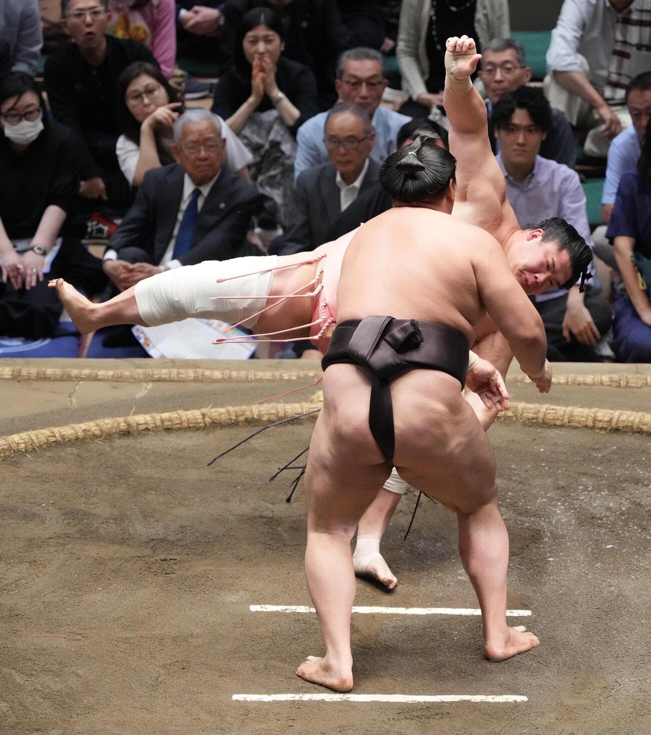 霧島（手前）は宇良を押し倒しで下す（撮影・小沢裕）