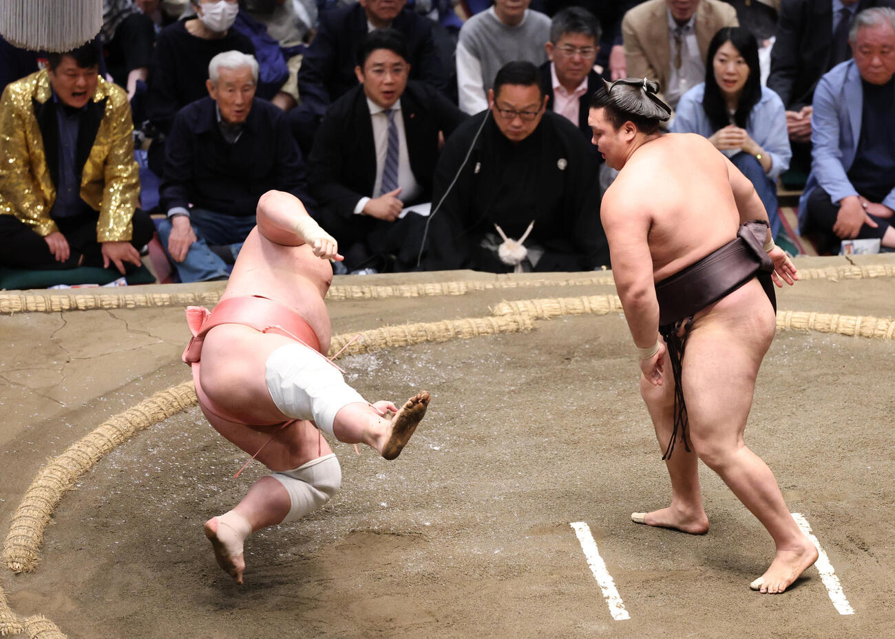 宇良（左）を押し倒しで破った霧島（撮影・野上伸悟）