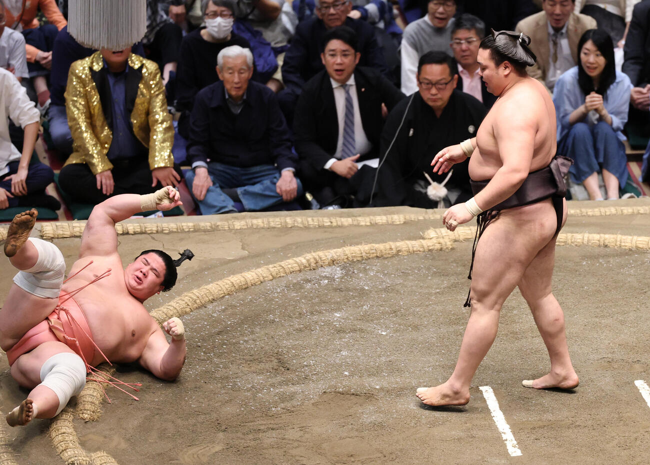 宇良（左）を押し倒しで破った霧島（撮影・野上伸悟）