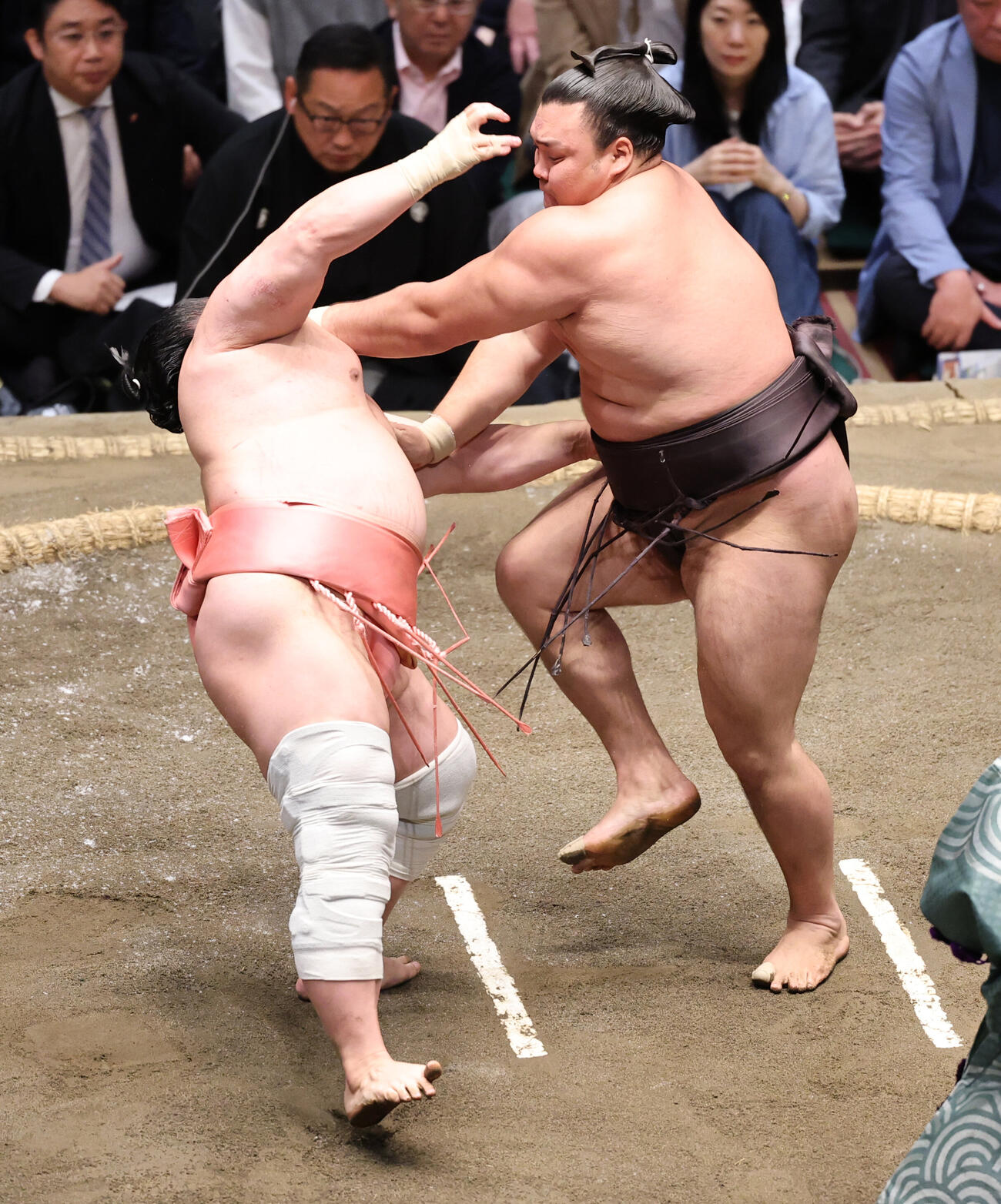 宇良（左）を押し倒しで破った霧島（撮影・野上伸悟）